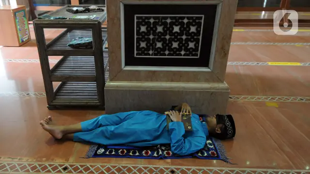 FOTO: Memperbanyak Ibadah Selama Ramadhan di Masjid Kubah Emas