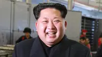 Para kaum adam di Korea Utara tak boleh memiliki rambut panjang lebih dari 5cm dan harus meniru gaya rambut pemimpinnya, Kim Jong-Un.