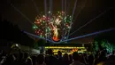 Sejumlah orang menyaksikan kembang api yang menghiasi patung The Motherland Calls saat perayaan 73 tahun kemenangan Rusia dalam Perang Dunia II di Volgograd (8/5). (AFP/Mladen Antonov)