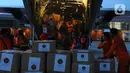 Petugas memasukkan logistik bantuan untuk korban gempa bumi Turki ke dalam pesawat Hercules C-130 TNI AU di Lanud Halim Perdanakusuma, Jakarta, Sabtu (11/2/2023). TNI Angkatan Udara menyiapkan dua pesawat yaitu jenis Boeng 737 dan pesawat Hercules C-130 yang akan mengangkut logistik dan petugas untuk membantu proses operasi SAR korban gempa di Turki. (merdeka.com/Imam Buhori)