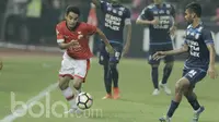 Pemain Arema, Ferry Aman Saragih, berusaha menghalau pemain Persija, Abrizal Umanailo pada laga lanjutan liga 1 Indonesia di Stadion Patriot, Bekasi, Jumat (02/06/2017). Persija Menang 2-0. (Bola.com/M Iqbal Ichsan)