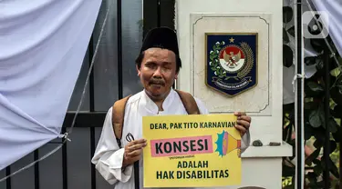 Seorang disabilitas yang tergabung dalam Koalisi Organisasi Penyandang Disabilitas DKI Jakarta menggelar aksi di depan Kementerian Dalam Negeri (Kemendagri), Jakarta, Jumat (2/9/2022). Mereka mendesak Kemendagri memperbaiki substansi Raperda DKI Jakarta tentang Disabilitas. (Liputan6.com/Faizal Fanani)