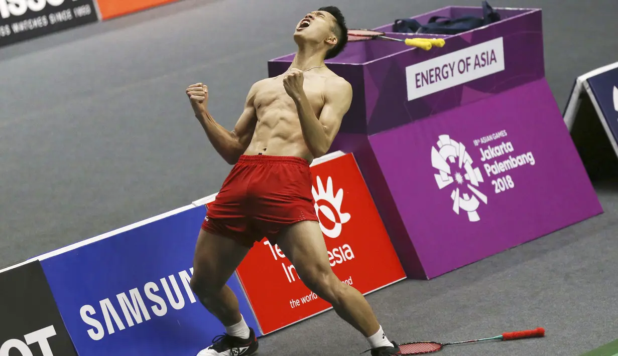 Pebulutangkis Indonesia, Jonatan Christie, melakukan selebrasi setelah berhasil mengalahkan wakil Jepang, Kenta Nishimoto, pada laga semi final Asian Games di Istora, Jakarta, Senin (27/8/2018). (AP/Achmad Ibrahim)