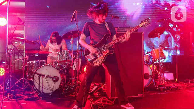 Sentuhan Keras Menggelegar Kelompok Penerbang Roket di Panggung Soundsfest Xperience 2024