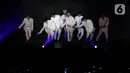 Personel Boy Band asal Korea Selatan, Super Junior saat membawakan lagu pada konser Super Junior World Tour - Super Show 8 Infinite Time in Jakarta di ICE BSD Tangerang, Sabtu (11/1/2020). Konser disaksikan ribuan penggemar. (Liputan6.com/Helmi Fithriansyah)