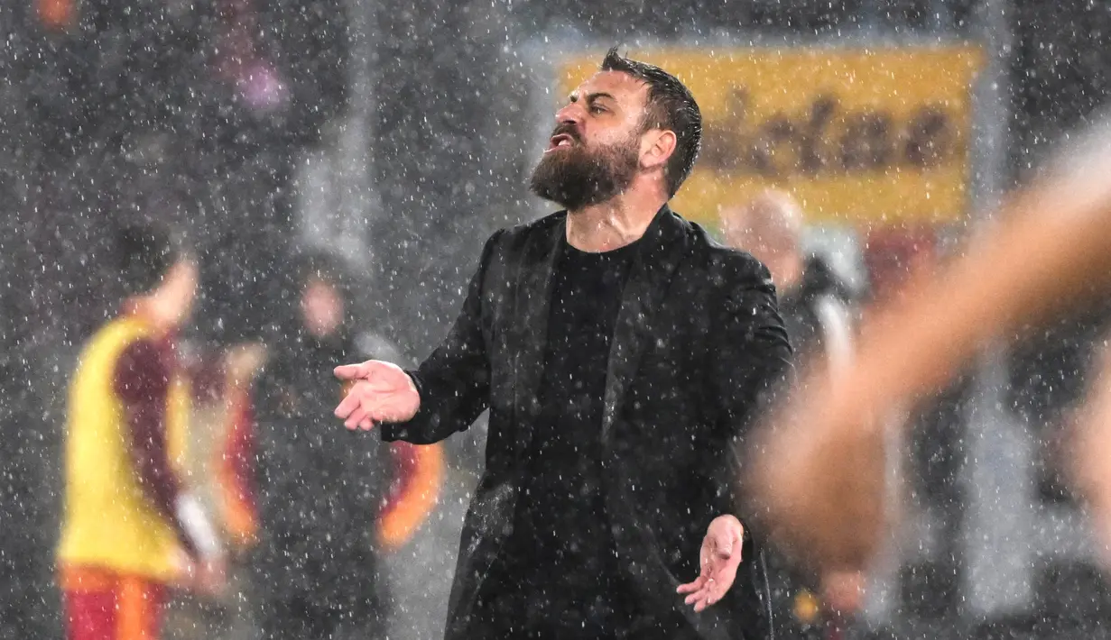 Pelatih AS Roma, Daniele De Rossi, memberikan arahan kepada anak asuhnya saat melawan Inter Milan pada pekan ke-24 Serie A 2023/2024 di Stadio Olimpico, Minggu (11/2/2024). (AFP/Alberto Pizzoli)