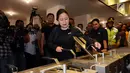 Menko PMK, Puan Maharani bersama Ketua INASGOC Erick Thohir meninjau fasilitas alat masak di Wisma Atlet Asian Games 2018, Jakarta, Minggu (4/2). Kunjungan tersebut untuk memastikan kesiapan fasilitas wisma atlet. (Liputan6.com/Helmi Fithriansyah)