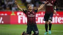 Penyerang AC Milan, Carlos Bacca melakukan selebrasi usai mencetak gol kegawang Sassuolo pada liga Italia di San Siro, Milan (3/9). AC Milan menang dramatis atas Sassuolo dengan skor 4-3. (AFP Photo/Marco Bertorello)