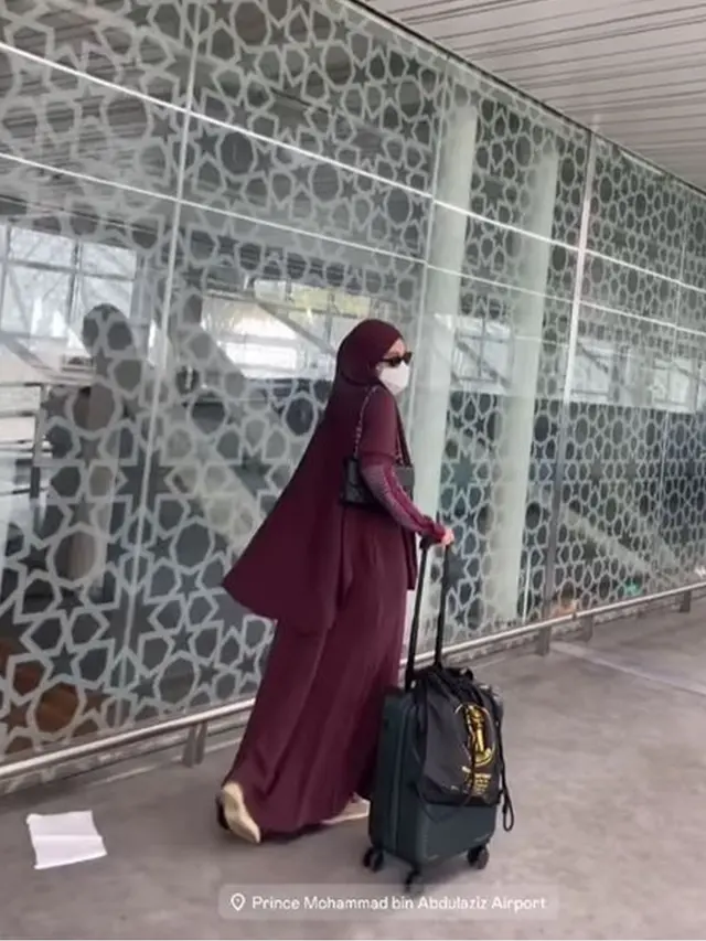 6 Potret Azizah Salsha Jalani Ibadah Umrah, Tunggu Pratama Arhan di