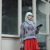 Anselma tampil dengan gaya layering, ia memadukan kerudung baby blue dengan atasan sweater crop top bermotif serta inner mini dress merah. Untuk bawahan, ia memilih celana denim flare dan sepatu hitam oxfordnya. [@ansellmaputri]