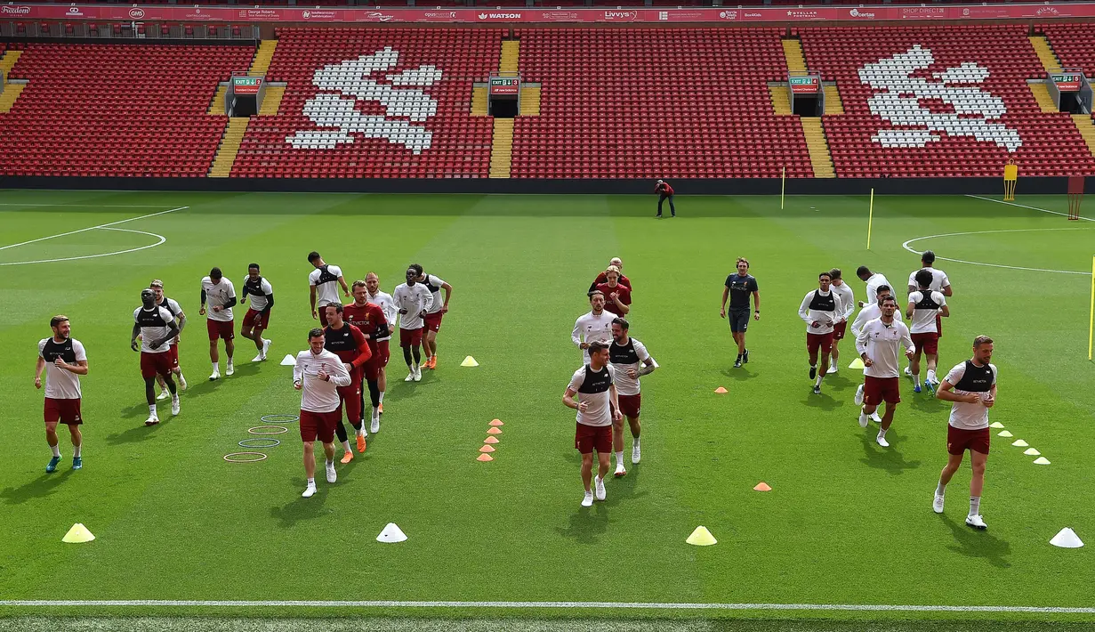 Para pemain Liverpool melakukan pemanasan saat sesi pelatihan di stadion Anfield, Inggris (21/5). Liverpool akan bertanding melawan wakil Spanyol, Real Madrid pada babak Final Liga Champions. (AFP Photo/Paul Ellis)