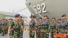 Citizen6, Jakarta: Pangkolinlamil Laksda TNI S.M. Darojatim menutup Latihan SAR dan Sea Survival Kolinlamil 2012 dalam suatu upacara militer di Dermaga Kolinlamil, Tanjung Priok, Jakarta, Jumat (21/09). (Pengirim: Dispenkolinlamil).