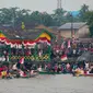 Antusias warga Pontianak saat menyaksikan Karnaval Air di Sungai Kapuas , Kalimantan Barat, Sabtu (22/8/2015). Rencananya sungai Kapuas akan menjadi kawasan waterfront City di Indonesia. (Liputan6.com/Faizal Fanani)
