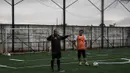 Pada coaching clinic, Guus Griet, memberikan pelatihan metodologi empat lawan empat yang diperutukan bagi para pemain muda. (Bola.com/Vitalis Yogi Trisna) 