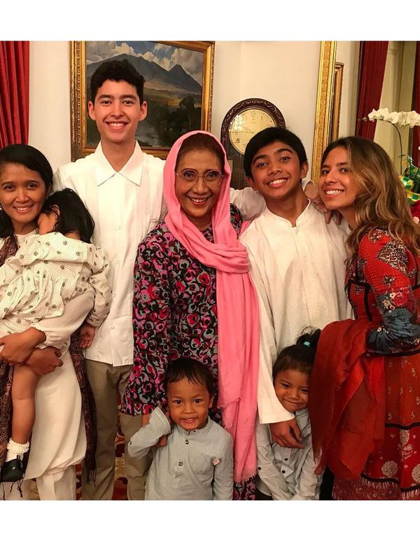 Susi Pudjiastuti dengan Anak dan Cucunya (Sumber: Instagram/susipudjiastuti115)