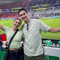 Kisah cinta yang berawal dipertemukan sebagai host Piala Dunia 2006 silam, mereka kembali merasakan hingar bingar pertandingan sepak bola internasional tersebut. Donna dan Darius tampak serasi mengenakan busana senada saat melihat langsung pertandingan di Al Thumama Stadium.(Liputan6.com/IG/@darius_sinathrya)