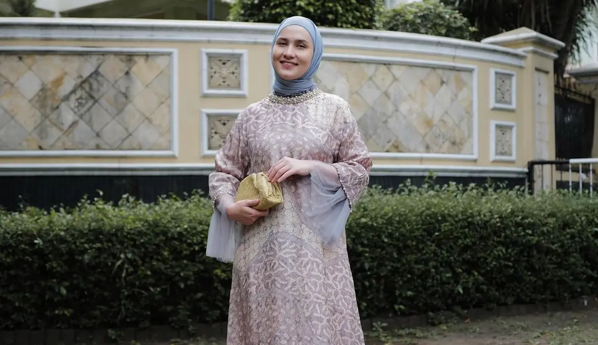 <p>Tak kalah menarik, gamis motif ala selebgram Dwi Handayani bisa jadi pilihan lainnya. Gunakan warna pastel untuk memberi kesan manis dan tak membosankan. [Instagram/dwihandaanda] Penulis: Mufiidaanaiilaa A.S</p>