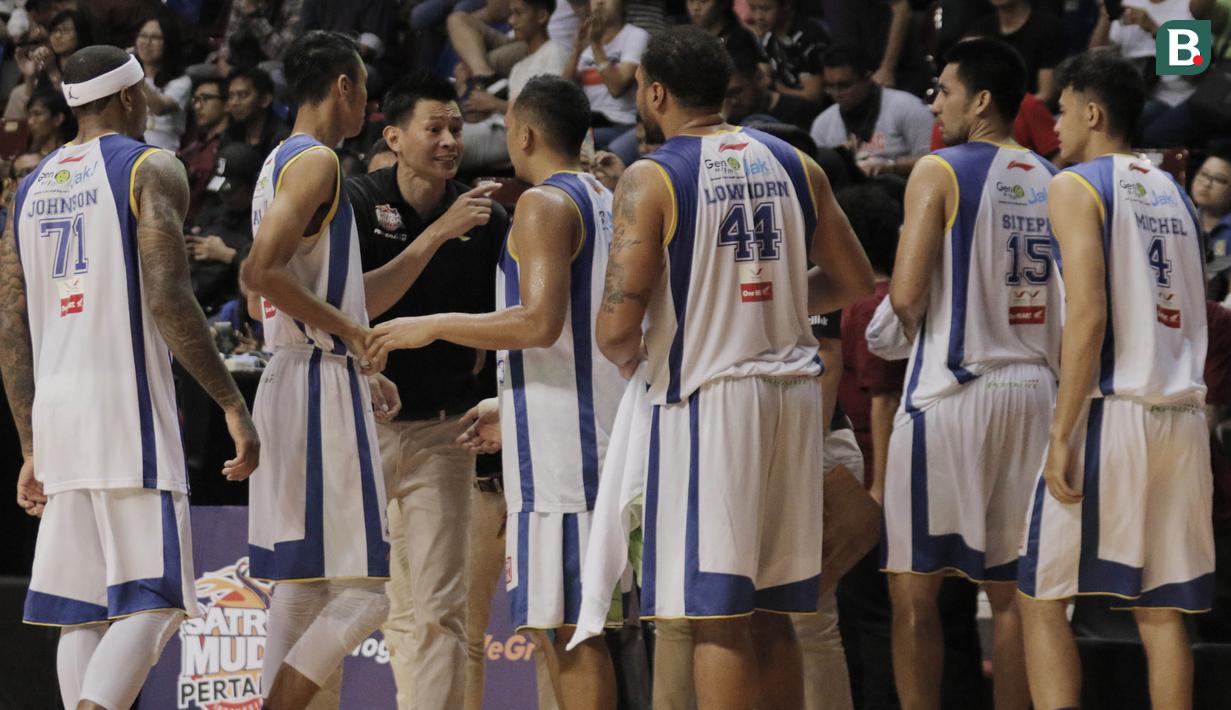 Pelatih Satria Muda, Youbel Sondakh, memberikan arahan kepada anak asuhnya saat melawan Pelita Jaya pada game pertama final IBL 2018 di Britama Arena, Jakarta, Kamis (19/4/2018). Satria Muda menang 73-63 atas Pelita Jaya. (Bola.com/M Iqbal Ichsan)