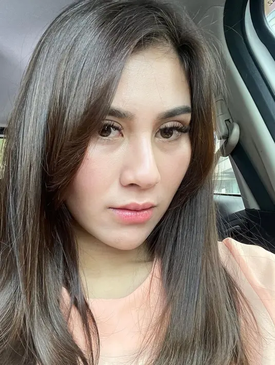 Syahnaz Sadiqah baru saja mengunggah foto selfie terbarunya di Instagram. Nampak, wanita 29 tahun ini pun tampil natural tanpa makeup. Kendati demikian, ia hanya terlihat mengenakan lipstick glossy. (Liputan6.com/IG/@syahnazs)