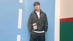 Penampilan Kim Seon Ho dalam unggahan akun Instagram pribadinya selalu mencuri perhatian netizen. Menggunakan kaos putih yang dipadukan dengan jaket serta celana training hitam, penampilannya terlihat santai namun menawan.(Liputan6.com/IG/@seonho__kim)