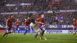 Aksi pemain Real Madrid, Isco (engah) melepaskan tembakan ke gawang melewati pemain Osasuna  pada lanjutan La Liga di El Sadar stadium, Pamplona, (11/2/2017). Isco menyumbang satu gol saat Real Madrdi menang 3-1. (AP/Alvaro Barrientos)