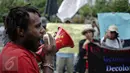 Seorang mahasiswa yang tergabung dalam Front Rakyat Indonesia untuk West Papua berunjuk rasa di depan Kantor PBB, Jakarta, Senin (3/4). Dalam aksinya mereka menuntut PBB harus bertanggung jawab meluruskan sejarah PEPERA. (Liputan6.com/Faizal Fanani)