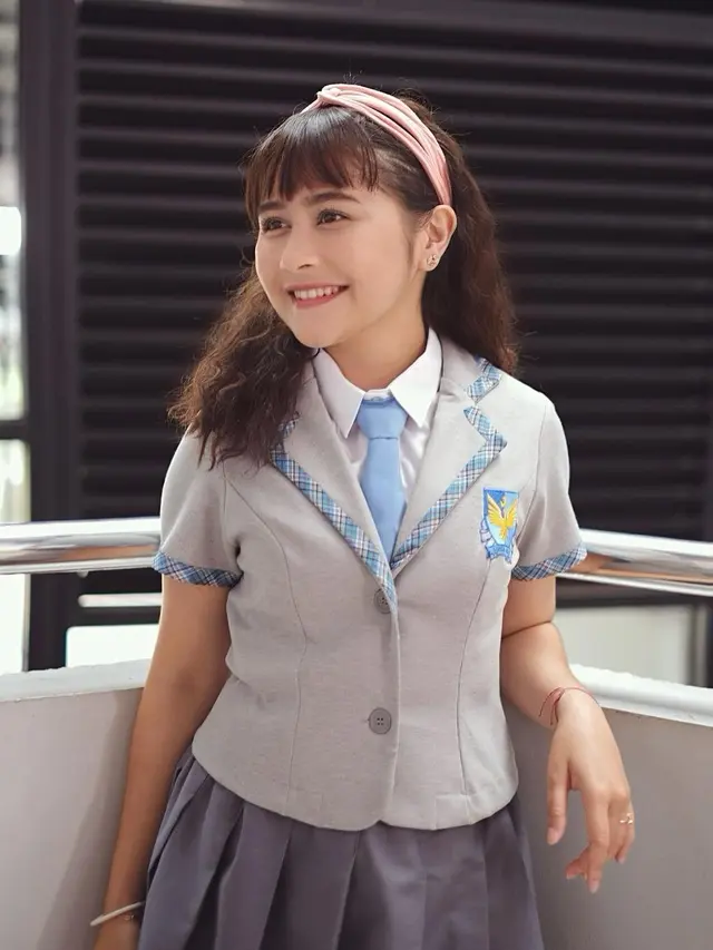 6 Potret Prilly Latuconsina dengan Gaya Rambut Keriting, Curi Perhatian