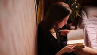 Ilustrasi membaca buku, kumpulan pantun. (Foto oleh cottonbro studio: https://www.pexels.com/id-id/foto/gadis-pola-apartemen-gaya-hidup-4980565/)