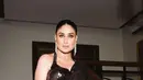 Di hari kedua, Kareena Kapoor nampak mencuri perhatian dengan sari India sequin bernuansa gelap. [@kareenakapoorkhan]