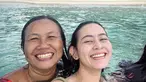 Pemilik nama lengkap Ni Made Laura Theux memang kerap mengunggah fotonya saat sedang berenang. Termasuk saat 
 berenang di pantai bersama dengan sang ibu. Wajar ceria tak bisa disembunyikan saat ia bersama ibundanya. (Liputan6.com/IG/@laura_theux)