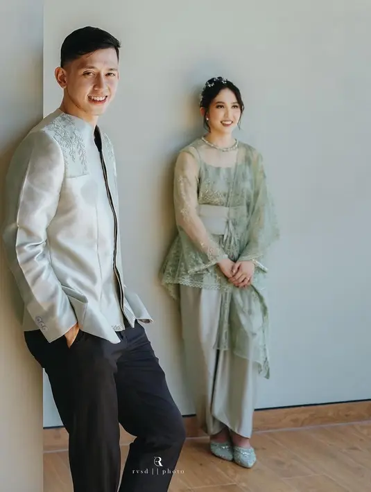 Ribka mengenakan mules berpayet sebagai alas kaki. Sementara itu, Rian mengenakan atasan lengan panjang sage berpayet di bagian pundak dipadukan celana hitam.  [@rvsdphoto]