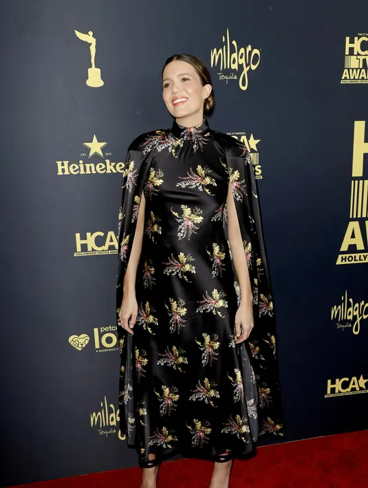 Penyanyi Mandy Moore tersenyum saat berpose menghadiri The 2nd Annual HCA TV Awards: Broadcast & Cable di The Beverly Hilton di Beverly Hills, California (13/8/2002 (Kevin Winter/Getty Images/AFP)