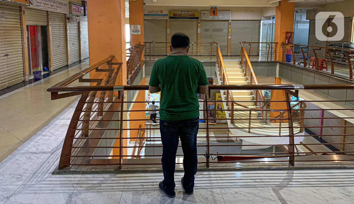 Seorang pria berada di depan kios yang tutup di Roxy Square, Jakarta, Jumat (3/9/2021). PPKM Darurat yang berlaku Juni lalu serta beberapa pembatasan sebelumnya membuat pergerakan masyarakat sempat tertahan. (Liputan6.com/Faizal Fanani)