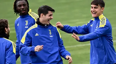 Penyerang Juventus, Alvaro Morata (kedua kiri) bersama rekan setimnya tertawa selama sesi latihan di tempat latihan Continassa di Turin, Italia (15/3/2022). Juventus akan menghadapi Villarreal pada leg kedua babak 16 besar Liga Champions di Allianz Stadium. (AFP/Marco Bertorello)