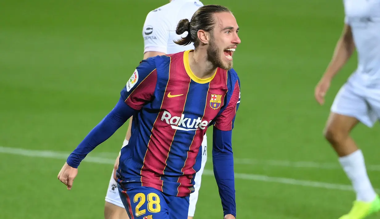 Oscar Mingueza - Bek andalan Ronald Koeman ini termasuk pemain yang digaji Barcelona dengan murah. Pemain asal Spanyol itu hanya mendapatkan upah 15 ribu pounds per pekan. (AFP/Lluis Gene)