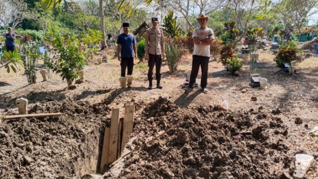 Kondisi makam yang berantakan usai tali pocongnya diambil orang tak dikenal di Banyuwangi. (Istimewa)