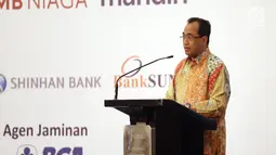 Menhub Budi Karya memberi sambutan saat menghadiri penandatanganan kerja sama antar bank sindikasi di Jakarta, Jumat (29/12). MOU tersebut merupakan bentuk kerja sama kredit sindikasi proyek kereta api ringan. (Liputan6.com/Angga Yuniar)