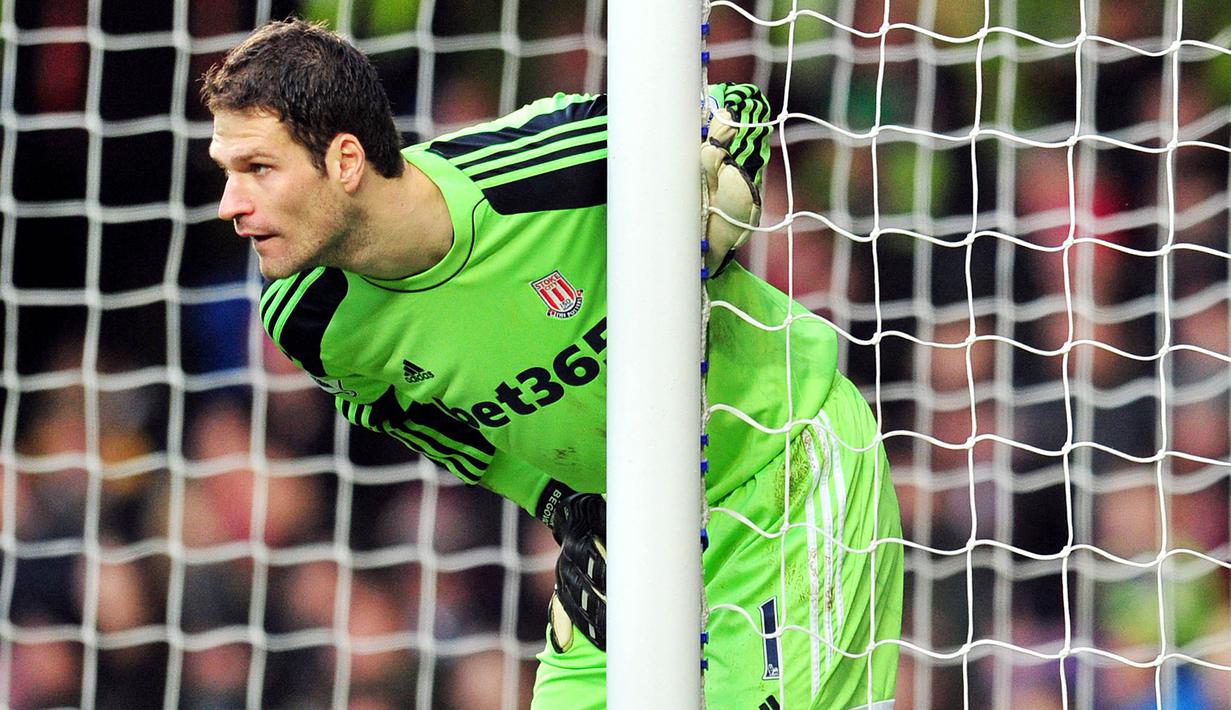 Asmir Begovic – Kiper asal Bosnia ini mencetak gol saat berseragam Stoke City pada 2 November 2013 melawan Southampton. Begovic mencetak gol dari jarak 91,9 meter. (AFP/Glyn Kirk)