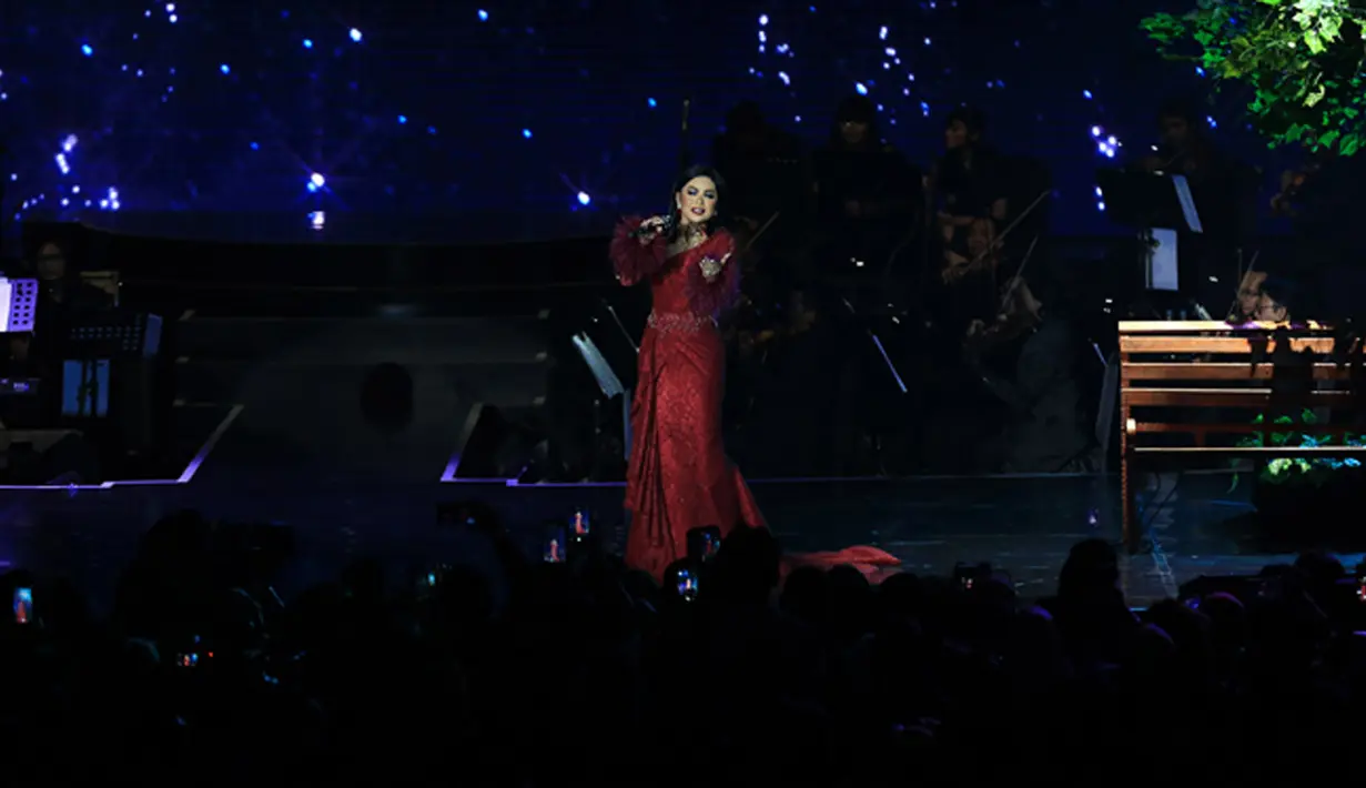 Ayat Ayat Cinta in Concert with Live Orchestra di gelar sukses di Jakarta Convention Center (JCC), Senayan, Jakarta, Rabu (20/12) malam. Film Ayat-Ayat Cinta 2 dirilis pada 21 Desember 2017 di bioskop. (Deki Prayoga/Bintang.com)