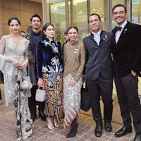 Gaya Pemain dan Tim Gadis Kretek di Red Carpet Busan Internasional Film Festival. [Instagram/Hagaikapan]