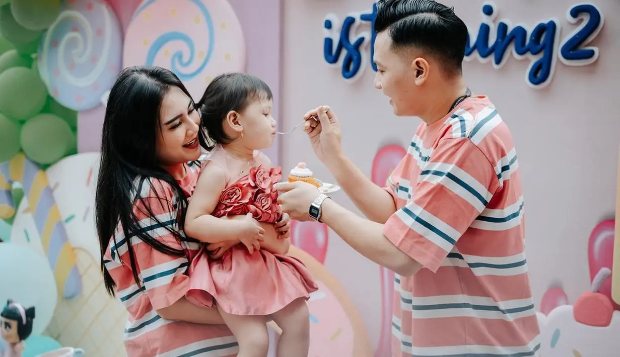 Setelah sang ibu, kemudian penyanyi yang juga pengendang itu memberi suapan kepada sang buah hati. [Instagram/nellakharisma]