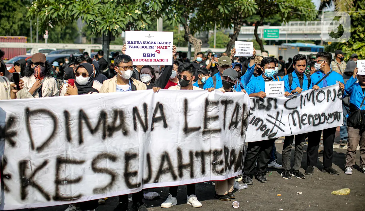 Sejumlah mahasiswa dari berbagai universitas membentangkan spanduk bertuliskan tuntutan saat menggelar aksi di depan Gedung DPR, Jakarta, Selasa (6/9/2022). Dalam aksi tersebut mahasiswa menolak keputusan pemerintah menaikkan harga bahan bakar minyak (BBM) bersubsidi dan meminta pemerintah untuk meninjau ulang keputusan tersebut. (Liputan6.com/Faizal Fanani)