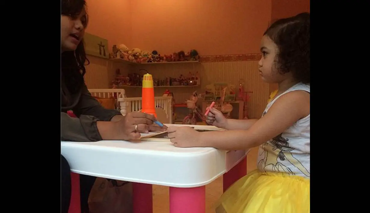 Akun yang baru aktif 22 Desember 2014 itu juga memposting foto Amora yang terlihat sedang belajar di sekolah. (instagram.com/ariannhaamoralemos)
