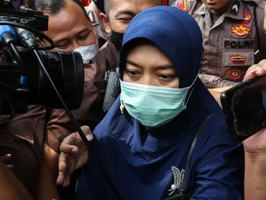 Wakil Gubernur (Wagub) Lampung Chusnunia Chalim seusai memenuhi panggilan pemeriksaan laporan harta kekayaan penyelenggara negara (LHKPN) di Gedung KPK, Rabu (17/5/2023). (Liputan6.com/Johan Tallo)