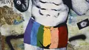 Sebuah mural dengan gambar bintang Juventus, Cristiano Ronaldo, yang terdapat di Milan, Senin (19/3). Mural berjudul Cristiano's Secret ini karya seniman Italia, TvBoy. (AFP/Miguel Medina)