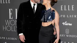 Ben Affleck yang bergabung dengan Jennifer Lopez di karpet merah, terlihat necis dengan setelan jas hitam di sampingnya. (KEVIN WINTER / GETTY IMAGES NORTH AMERICA / Getty Images via AFP)