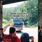 Aksi pemotor wanita saat papasan bus di Sitinjau Lauik (Sumber: TikTok/dediwahyudi2542)