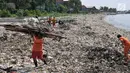 Petugas dari Dinas Lingkungan Hidup Kepulauan Seribu saat mengangkut hamparan sampah yang mengepung pesisir Cilincing, Jakarta Utara, Rabu (28/3). (Merdeka.com/Iqbal S. Nugroho)