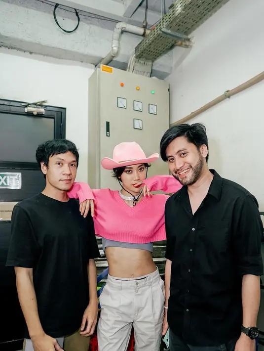 Cowgirl ala Widi Vierratale dengan cropped top lengan panjang dan topi cowboy warna pink. [IG@widikidiwdkdw]