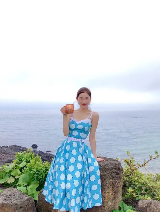 <p>Kali ini Lee Da In terlihat mengenakan maxi dress bernuansa biru. Dengan tali tipis, dress dengan bentuk hati pada bagian dada ini membentuk tubuhnya dengan apik. Foto: Instagram.</p>